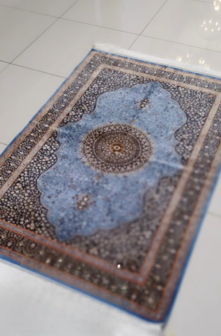 Machine-made Silk Persian Rug 1x1.5m
