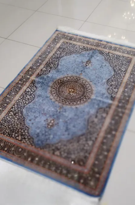 Machine-made Silk Persian Rug 1x1.5m