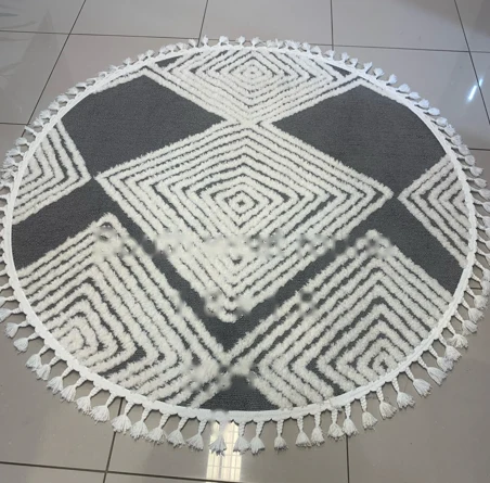 Compact round diamond pattern tasselled rug