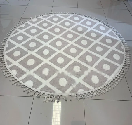 Round dot diamond pattern tasselled rug