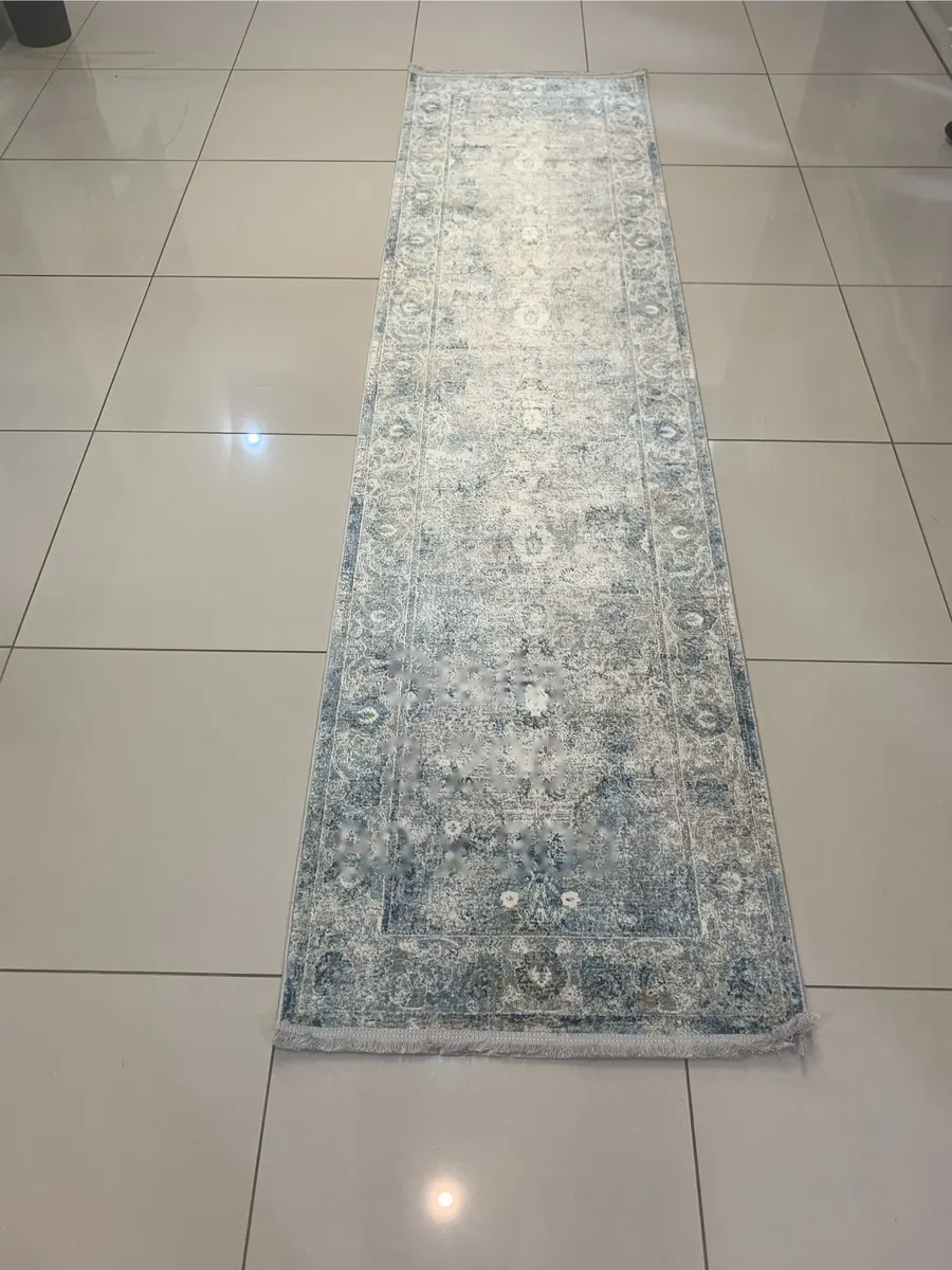 Stella machine-made runner rug with grey and white marbled pattern